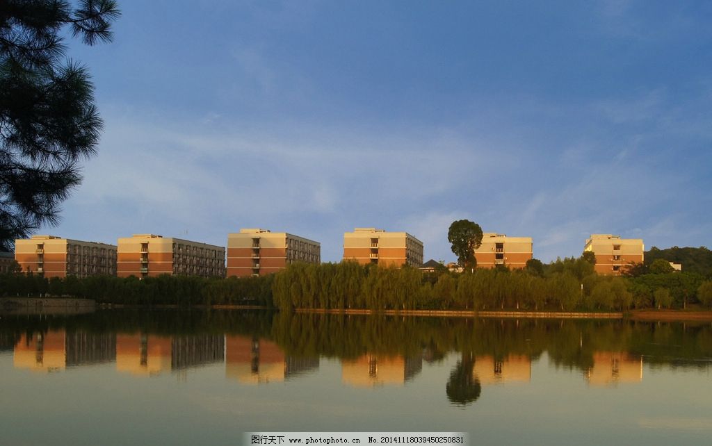 大学宿舍 建筑摄影 蓝天 倒影 湖南工学院 人工湖 湖畔摄影 傍晚蓝天图片